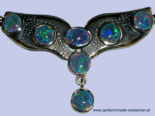 Collier mit Opalen