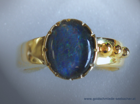 Goldring mit Opal